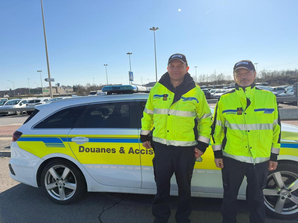 De Jeroen Schaus (riets) an de Marco Cardinali (lénks) schaffen zënter Jore bei der Douane. Fir si ass d'Stroossesécherheet immens wichteg.