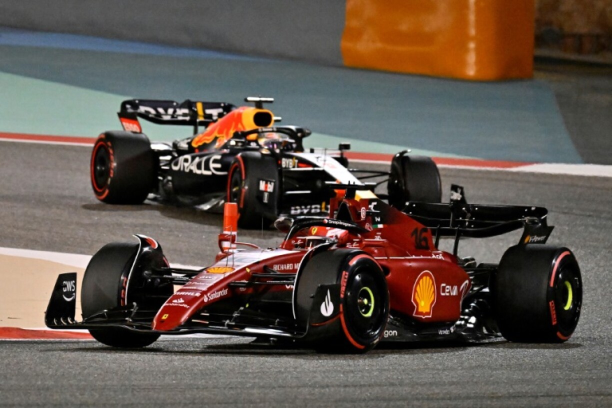 Charles Leclerc dans sa Ferrari devant Max Verstappen et sa Red Bull au GP de Sakhir (Bahrëin), le 20 mars 2022.