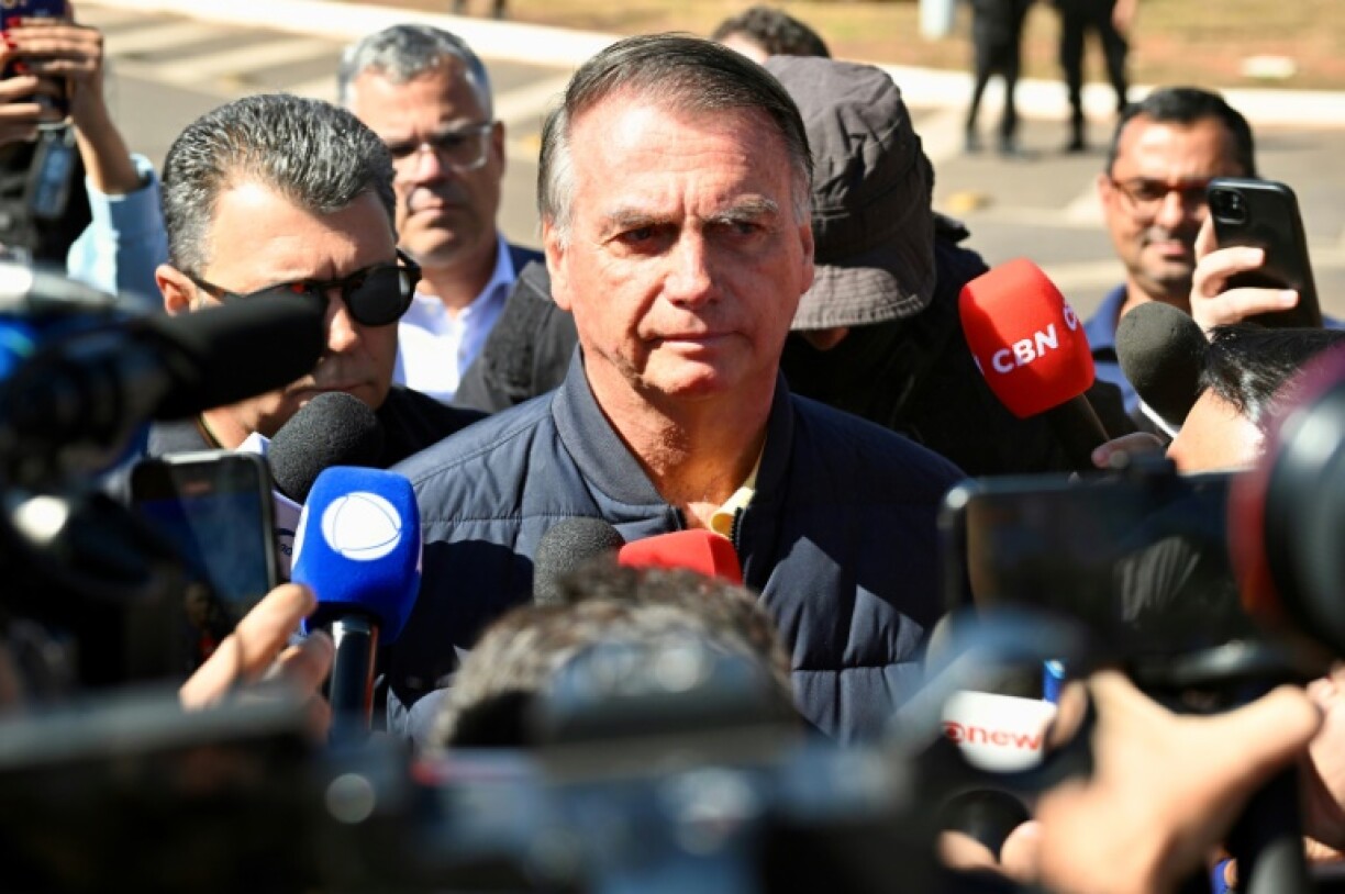 L'ancien président brésilien Jair Bolsonaro parle aux médias médias après avoir été équipé d'un bracelet électronique, le 18 juillet 2025 à Brasilia