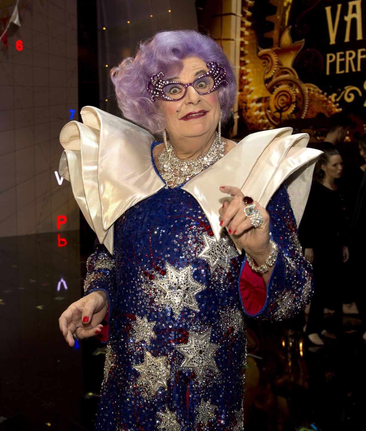 De Barry Humphries als Dame Edna Everage