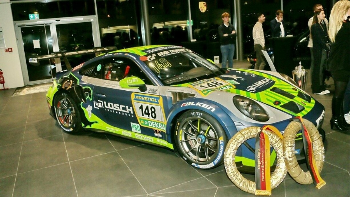 An der NLS-Saison ass de Porsche 992 GT3 Cup iwwer 5.300 Rennkilometer gefuer, dat ouni een eenzegen techneschen Defekt. Vu Losch krute 5 Mecanicienen d'Geleeënheet, bei de Rennasätz aktiv mat um Auto ze schrauwen, a vun der Erfarung vun de Black-Falcon-Mecanicienen ze profitéieren.