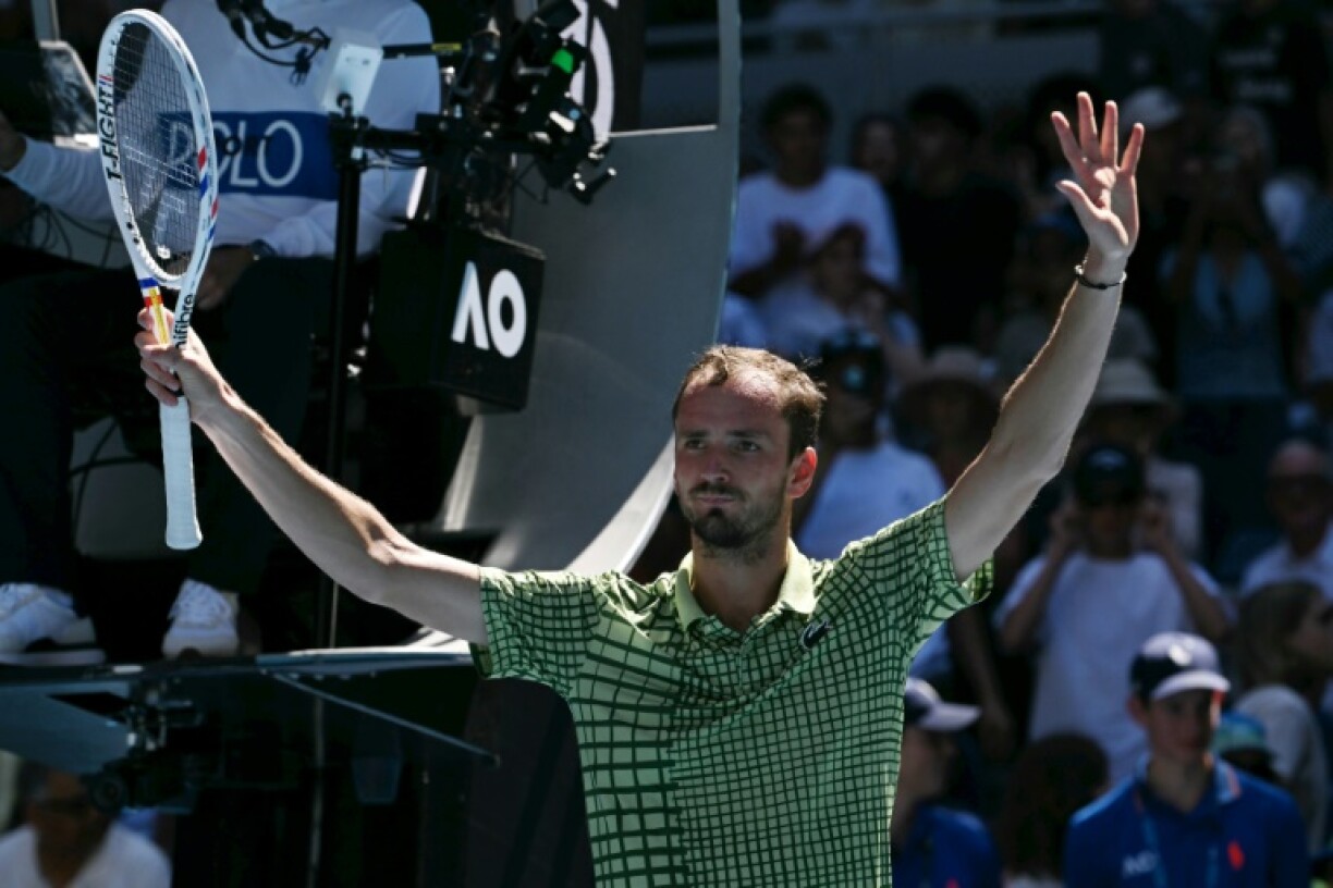 Daniil Medvedev célèbre sa victoire contre Quentin Halys lors du 2e tour de l'Open d'Australie, le 21 janvier 2026 à Melbourne