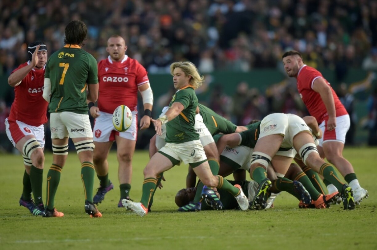 Le demi de mêlée des Springboks Faf de Klerk dégage le ballon derrière ses avants contre le pays de Galles le 2 juillet 2022 à Pretoria