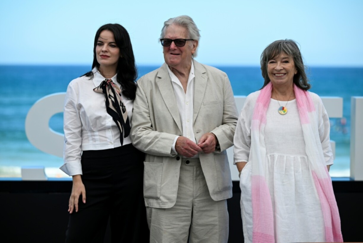 The cast of Mike Leigh's film 'Tender Loving Care' presented it at San Sebastian