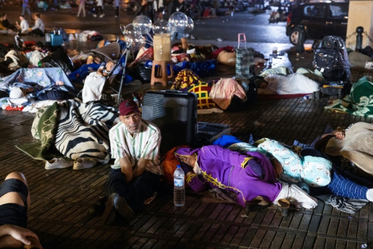 Des habitants de Marrakech passent la nuit dehors après un violent séisme, le 9 septembre 2023