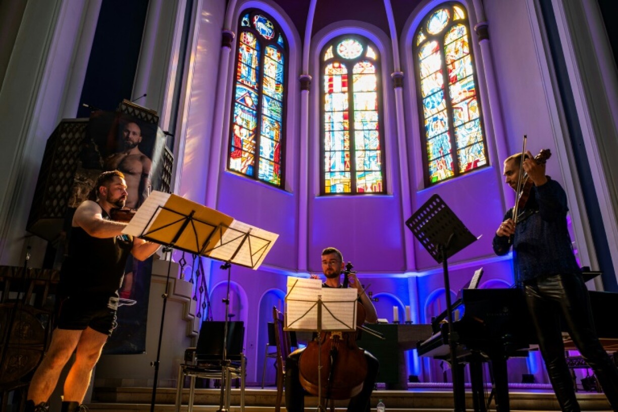 Des musiciens vêtus de cuir lors de la soirée