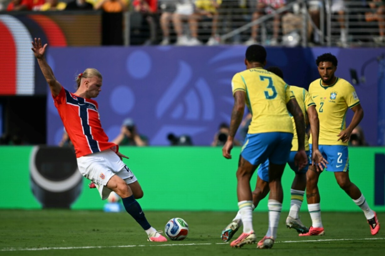 Erling Haaland frappe pour marquer son 2e but lors de la victoire de la Norvège contre le Brésil, le 5 juillet 2026 à East Rutherford, dans le New Jersey