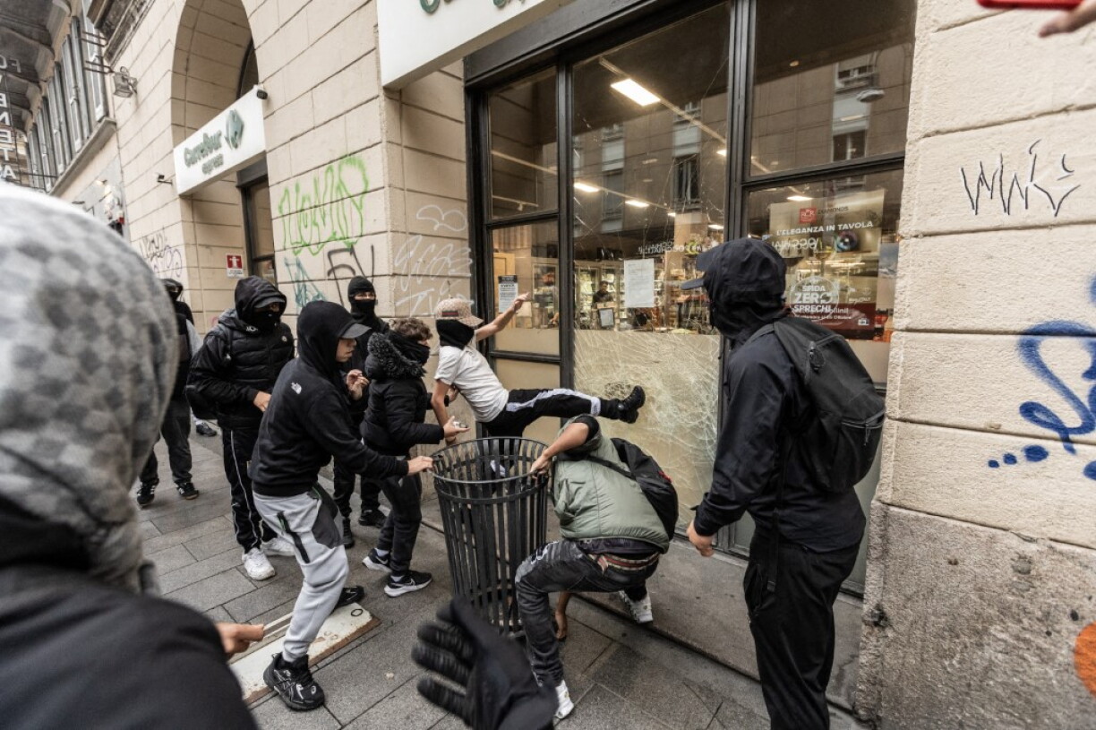 Des manifestants ont vandalisé un commerce lors de manifestations à Milan, en Italie, le 18 octobre 2026. Des groupes ont jeté des pierres, des bouteilles, des pétards et des barrières sur les forces de l'ordre, qui ont répliqué par l'usage de gaz lacrymogènes et de canons à eau ; des commerces ont été endommagés et pillés dans le centre-ville, et un véhicule des carabiniers a été détruit.
