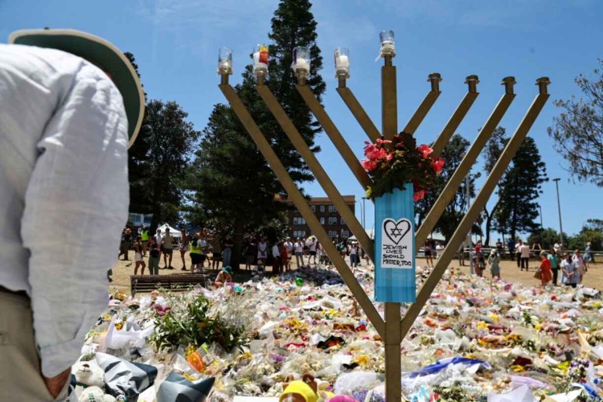 Des felurs déposées en hommge aux victimes à Bondi, le 18 décembre 2025.