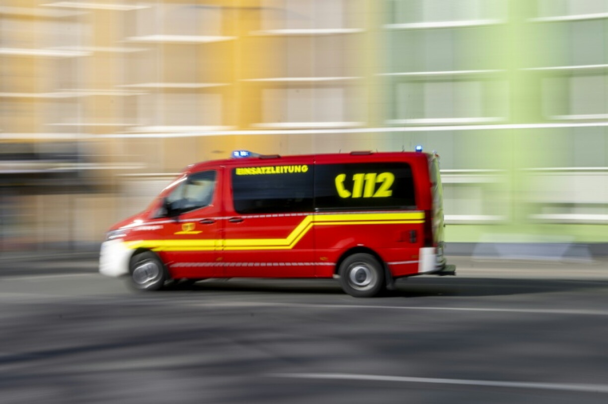 In Neustadt am Rübenberge in Niedersachsen ist am Montagabend ein Auto in eine Menschengruppe gefahren und hat mehrere Menschen verletzt. Vier bis fünf Menschen seien vorwiegend leicht verletzt worden, niemand schwebe derzeit in Lebensgefahr.