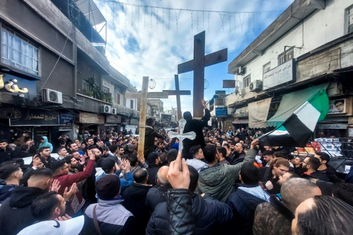 Christian Syrians protested against the burning of a Christmas tree