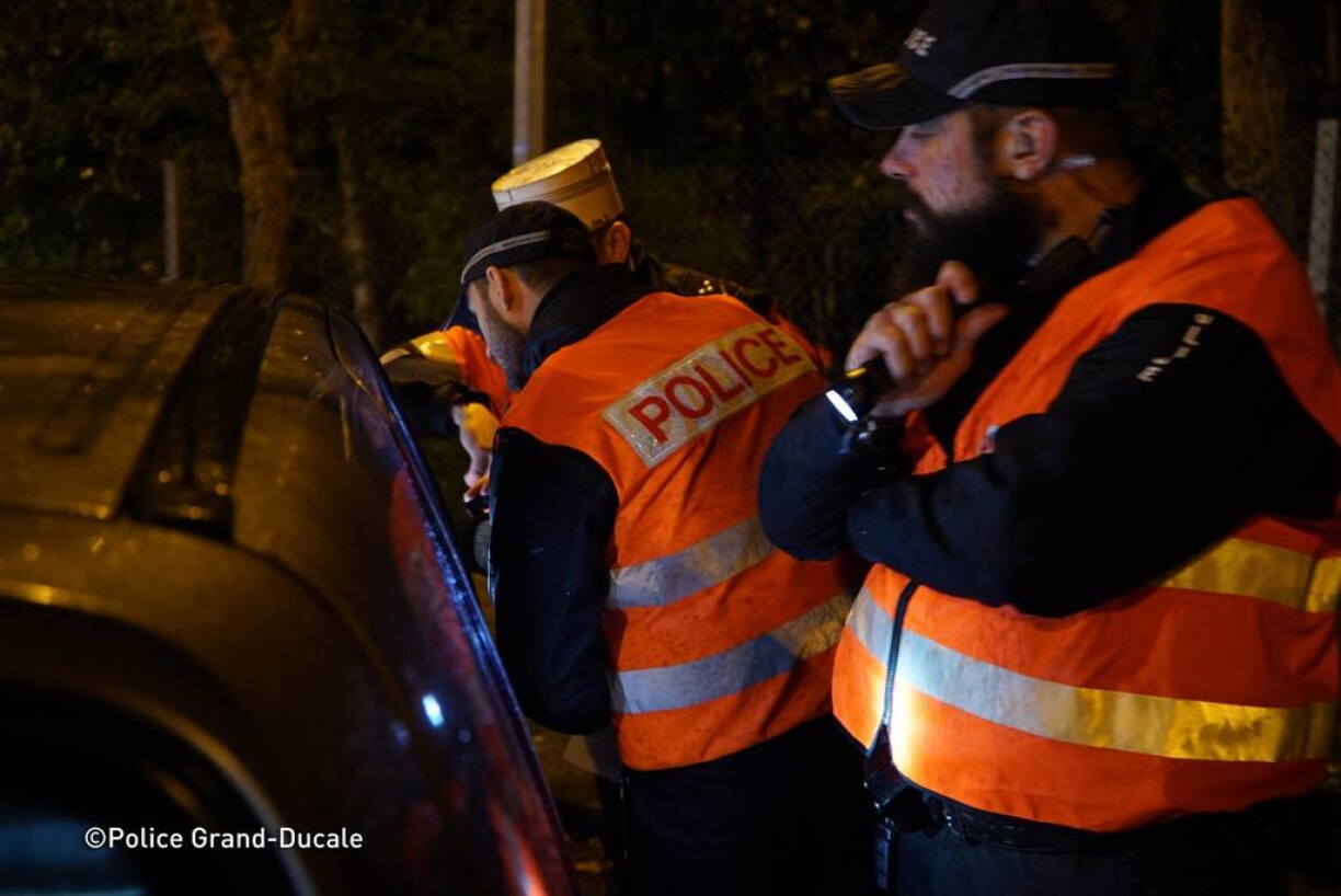 Des policiers luxembourgeois effectuent un contrôle de nuit