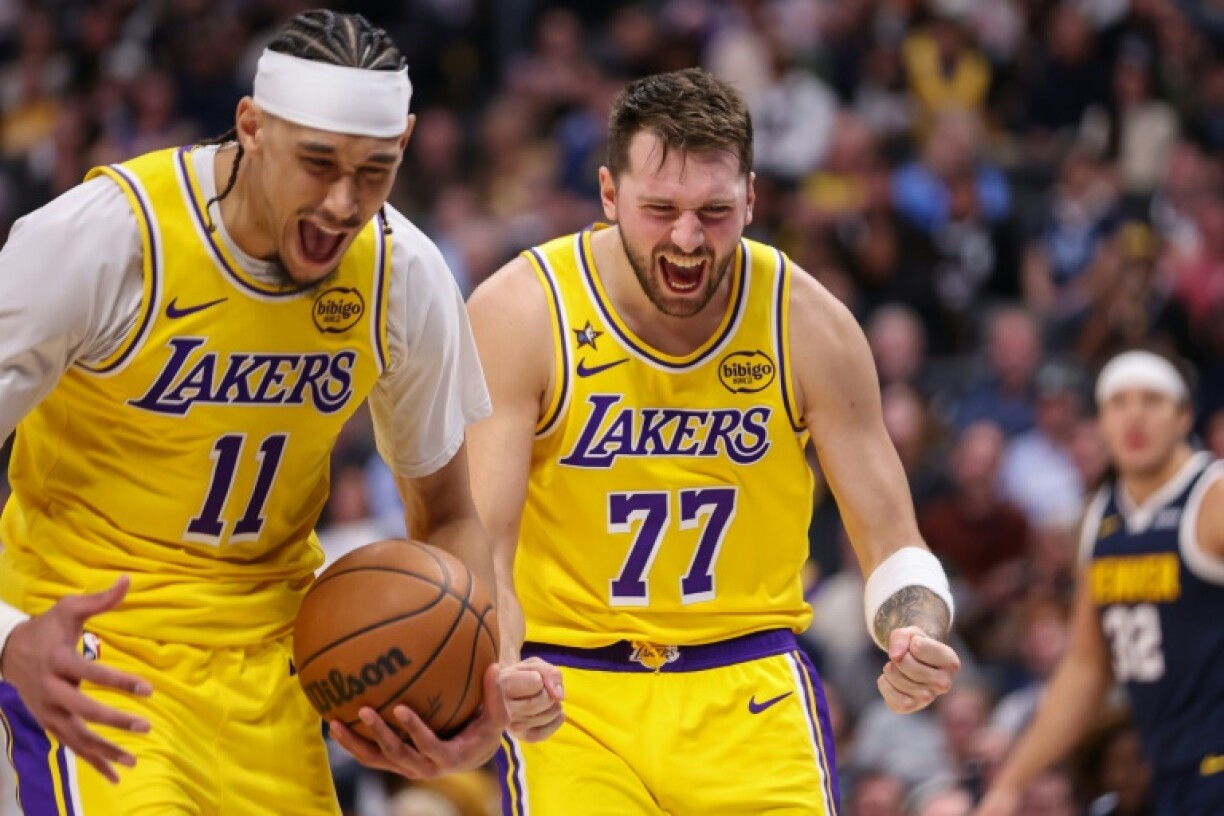 Luka Doncic (à droite) et Jaxson Hayes, des Los Angeles Lakers, célèbrent l'obtention d'une faute lors d'une victoire contre Denver, le 20 janvier 2026 à Denver