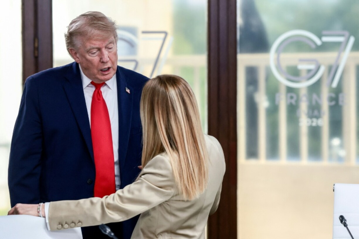 Le président américain Donald Trump parle avec la Première ministre italienne Giorgia Meloni au sommet du G7 à Evian, le 16 juin 2026 en France
