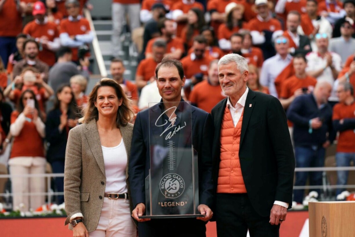 Amelie Mauresmo (L) says it's impossible to keep everyone happy with the French Open scheduling