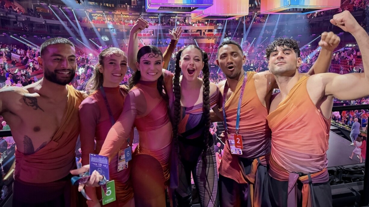 D'Tali a seng Ekipp. Riets nieft dem Tali gesäit een de Randy an de Simi zesummen.