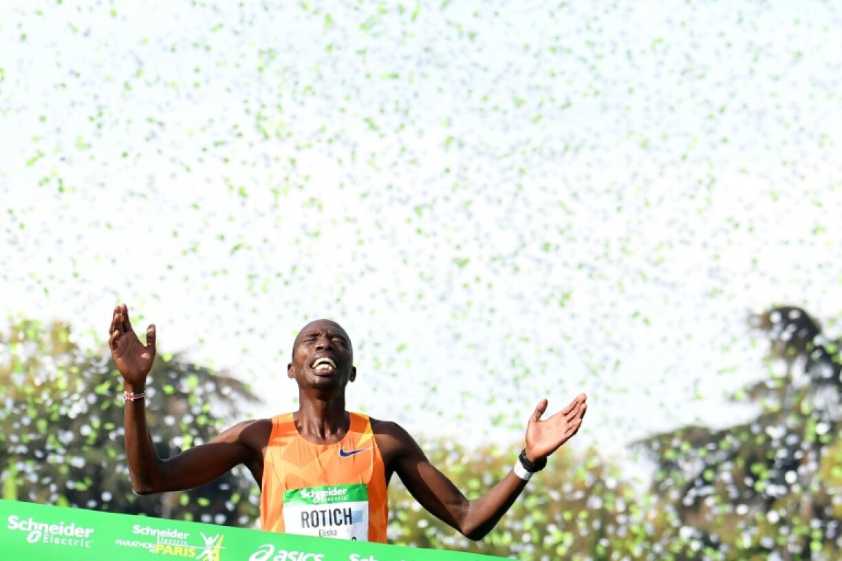 Le Kenyan Elisha Rotich passe la ligne d'arrivée en vainqueur du marathon de Paris, le 17 octobre 2021