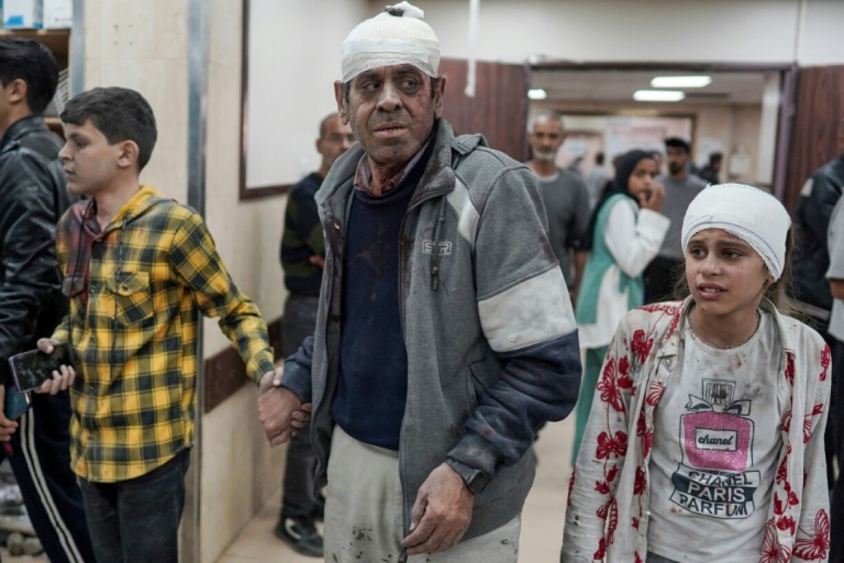 Des Palestiniens dont des enfants blessés dans des bombardements israéliens sur le camp de Nousseirat arrivent à l'hôpital des martyrs d'al-Aqsa à Deir el-Balah, dans le centre de la bande de Gaza, le 13 avril 2024