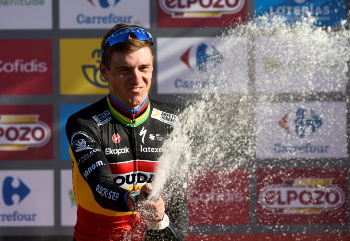 Remco Evenepoel sur le podium après sa victoire dans la 18e étape de la Vuelta, le 14 septembre 2023 à Puerto de La Cruz de Linares