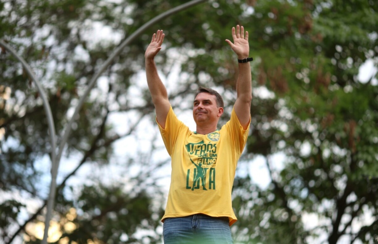 Le candidat à la présidentielle brésilienne Flavio Bolsonaro devant ses soutiens à Goiana, au Brésil, le 27 septembre 2026