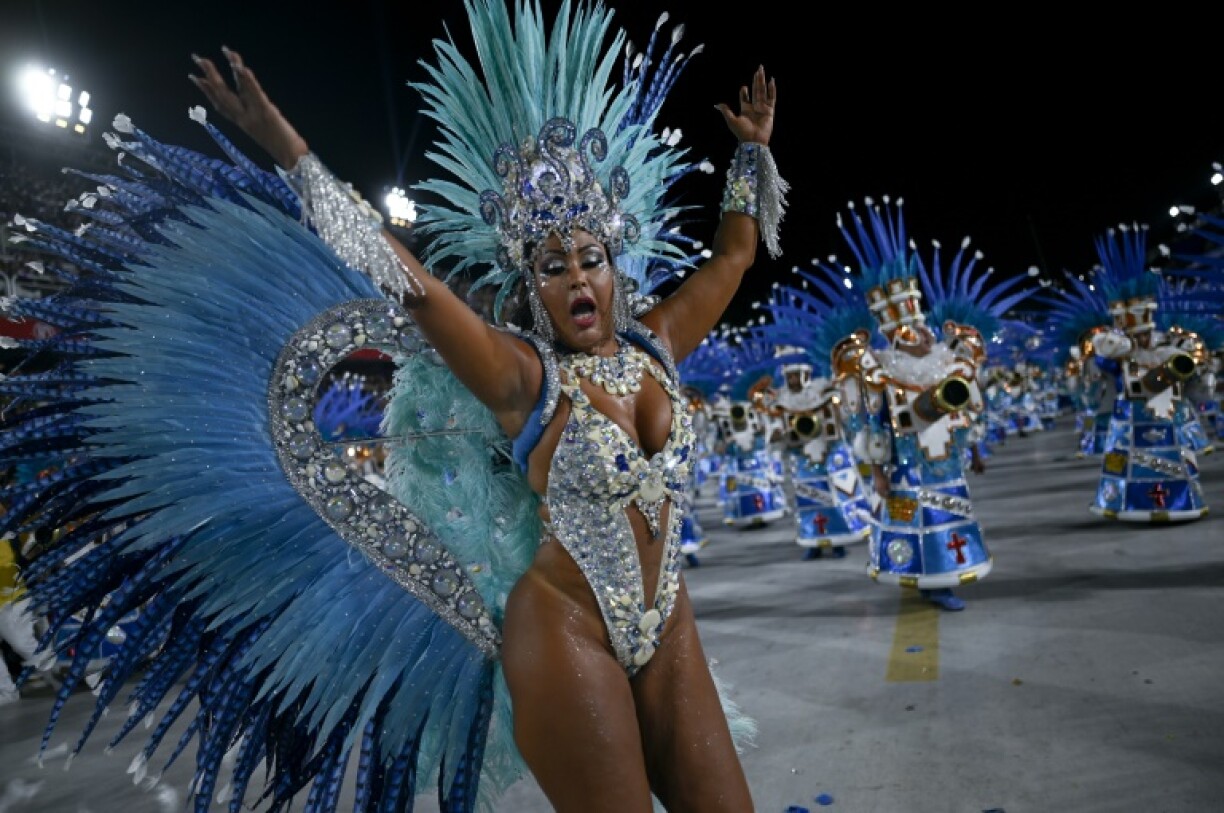 Les membres de l'école de samba Unidos da Tijuca défilent au Sambadrome Marques de Sapucai, le 19 février 2023 à Rio de Janeiro