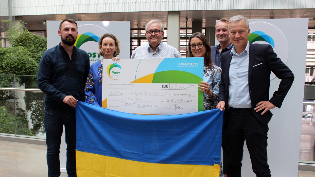 Nicolas Zharov, President ASBL LUkraine; Inna Yaremenko, Vize-Presidentin ASBL LUkraine; Emile Espen, Chef POST Philately; Isabelle Faber, Direktesch Ressources Humaines, Public Relations & RSA de POST Luxembourg; Gil Debanck, POST Philately; Cliff Konsbruck, Direkter POST Telecom an Direkter adjoint POST Luxembourg