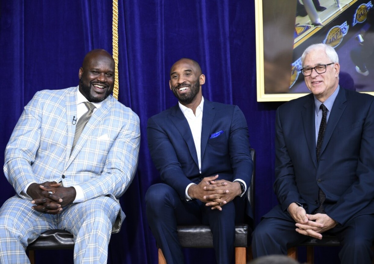 Kobe Bryant entouré par Shaquille O'Neal et leur ancien coach Phil Jackson lors d'une cérémonie au Staples Center, le 24 mars 2017