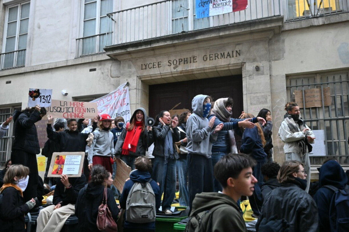 L'entrée du lycée Sophie-Germain à Paris, bloquée le 9 octobre 2026
