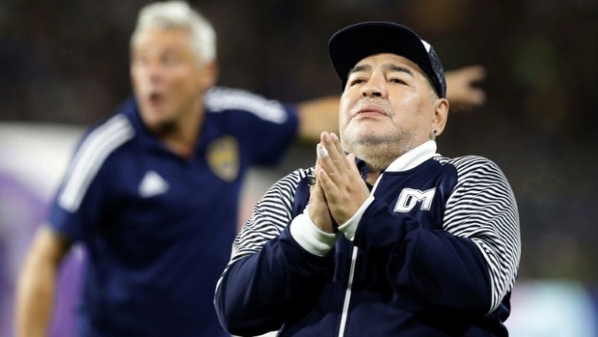 Diego Maradona salue les spectateurs au stade La Bombonera, à Buenos Aires, le 7 mars 2020