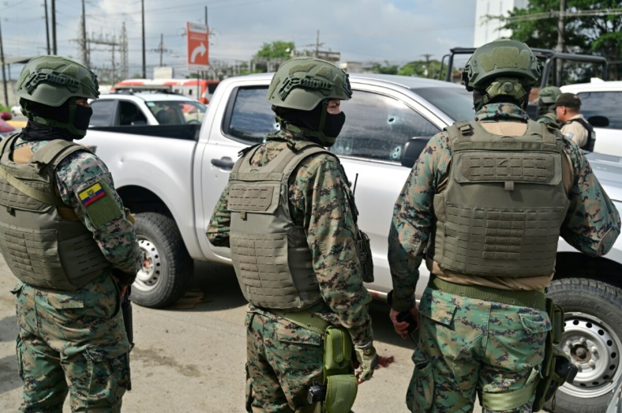 An Ecuadoran air force colonel has become the latest victim of the war between drug gangs