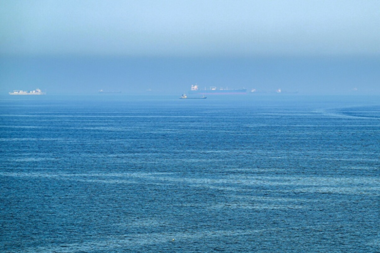 Des navires dans le golfe d'Oman au large des côtes de Sharjah, aux Emirats arabes unis, le 19 juin 2026