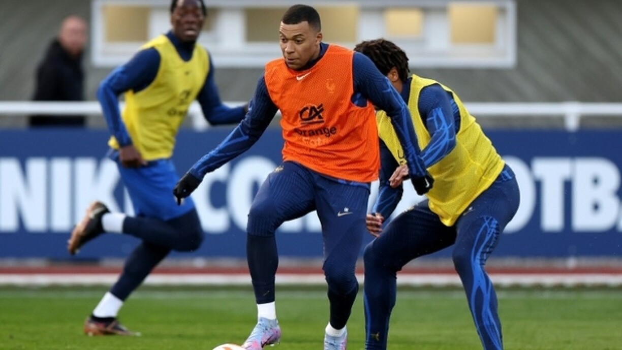 Le nouveau capitaine des Bleus Kylian Mbappé à l'entraînement avec ses coéquipiers au centre de Clairefontaine, le 21 mars 2023