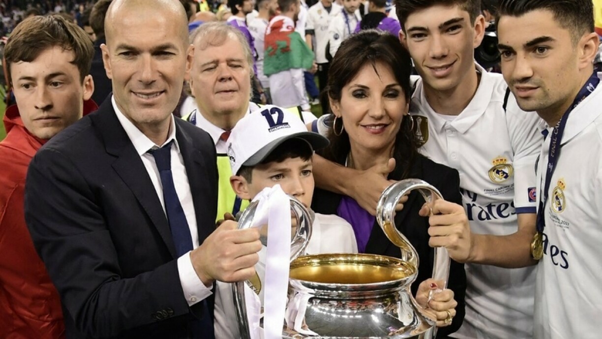 Zidane et ses fils dont Elyaz brandissent le trophée de la Ligue des champions le 3 juin 2017