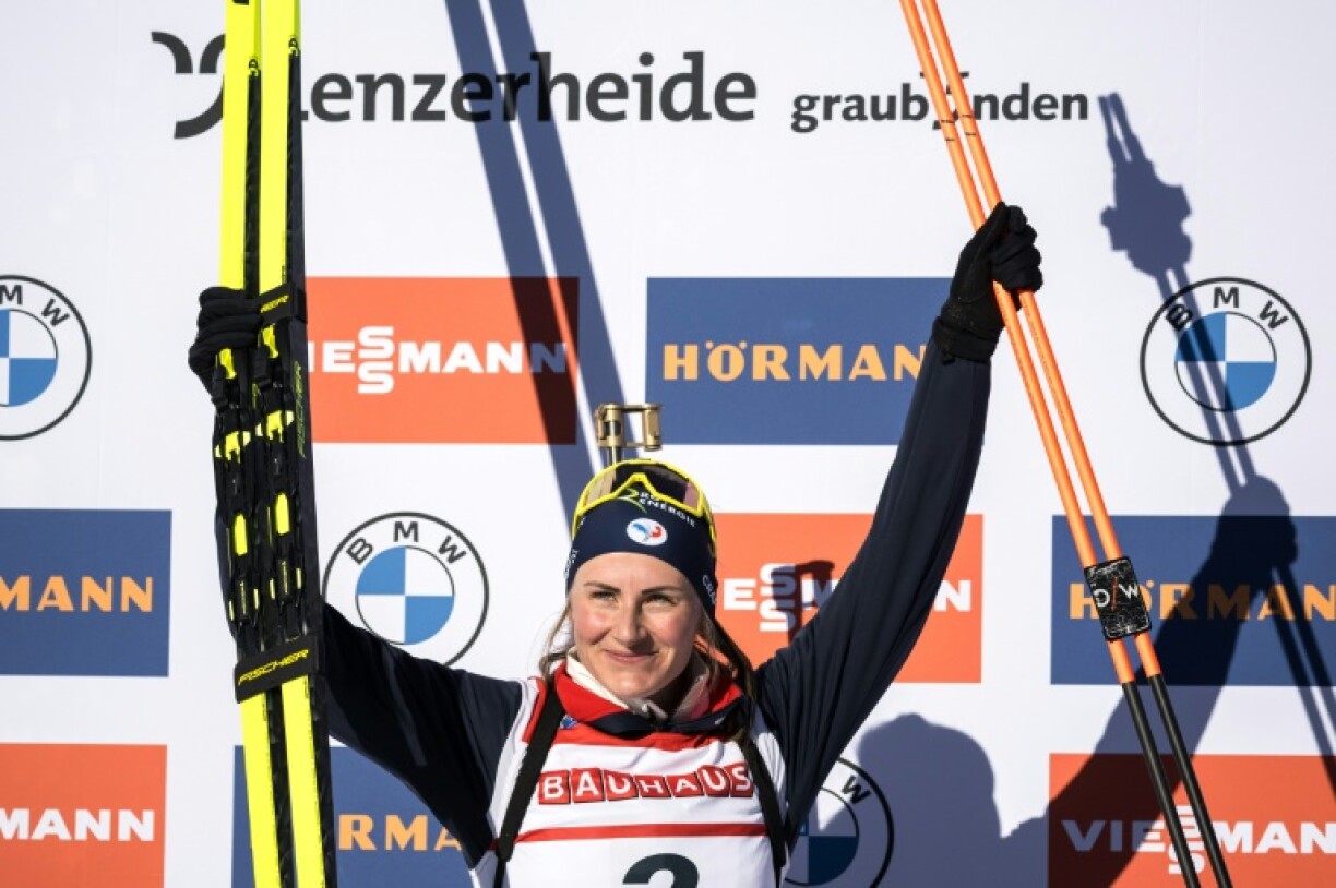 Justine Braisaz-Bouchet sur la plus haute marche du podium de la Mass Start de Lenzerheide, le 17 décembre 2023