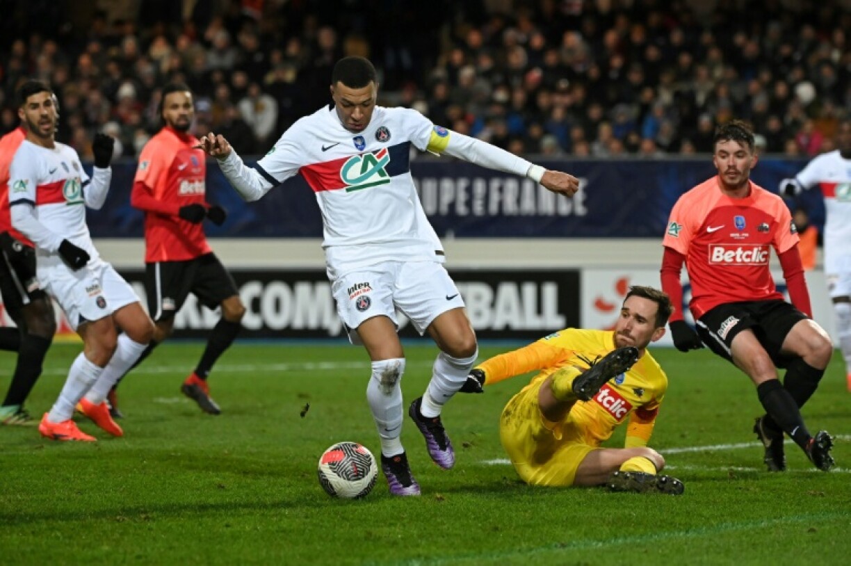 L'attaquant français du Paris Saint-Germain Kylian Mbappe dribble le gardien français de Revel Cyril Garcia lors de la victoire 9-0 du PSG contre Revel en 32e de Coupe de France au stade Pierre-Fabre de Castres, le 7 janvier 2024