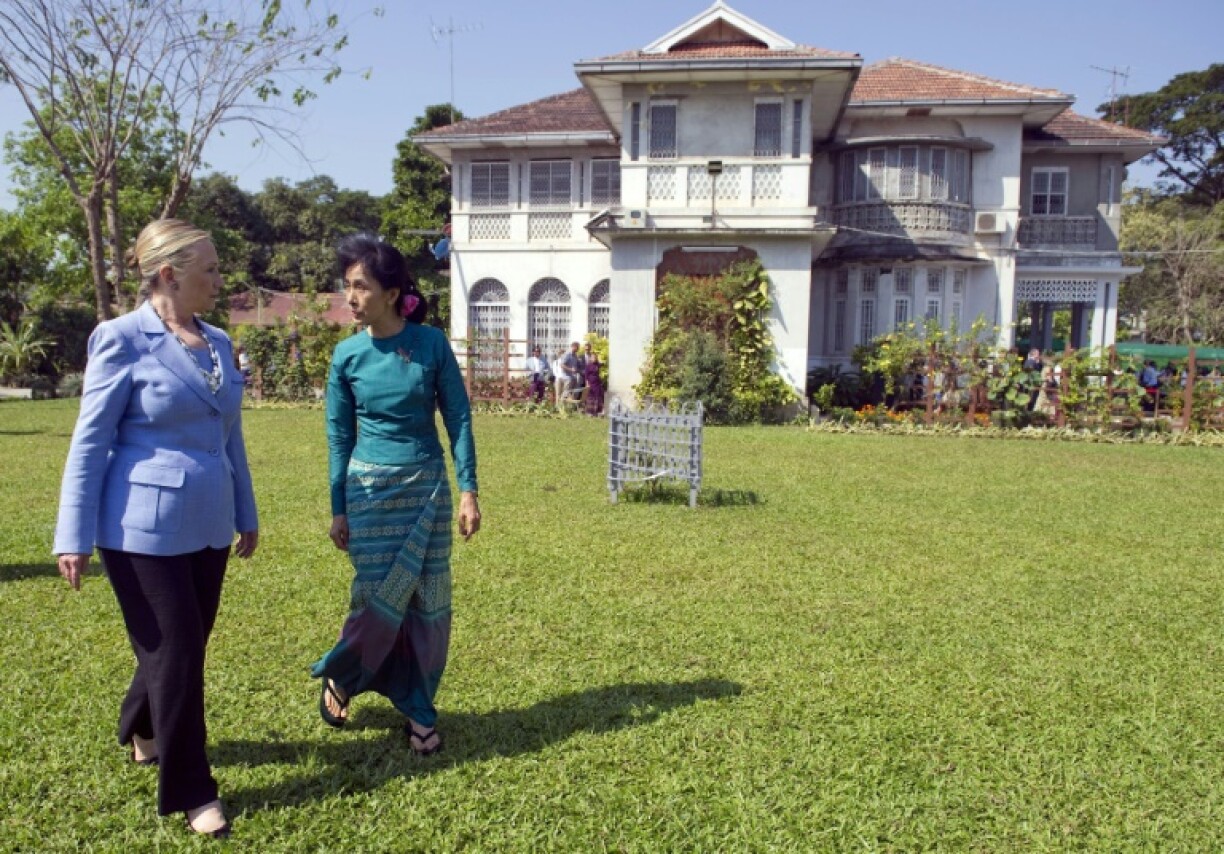 Aung San Suu Kyi et l'ancienne secrétaire d'État américaine Hillary Clinton (g), dans le jardin de la résidence de l'opposante birmane, à Rangoon, le 2 décembre 2011