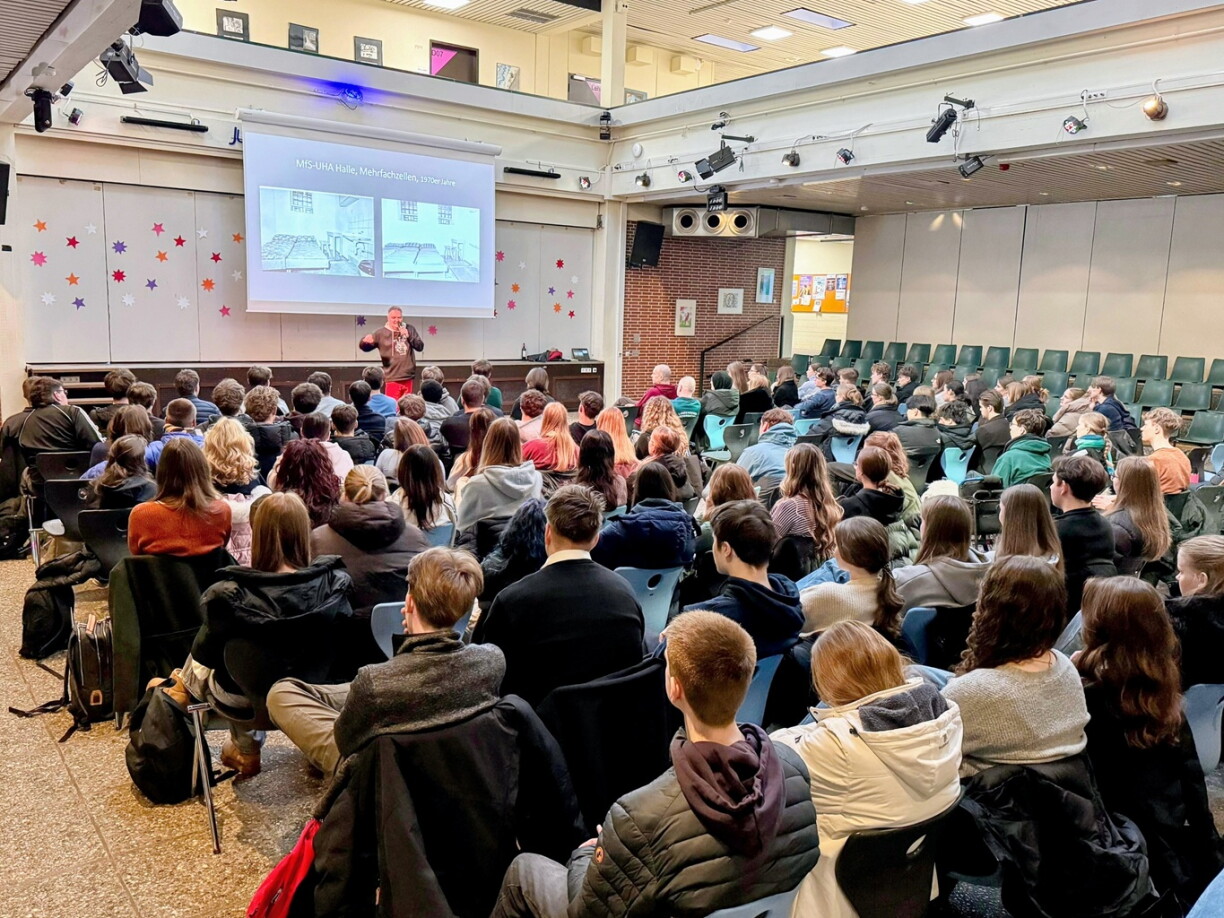 Michael Teupel in einer Schule in Niedersachsen. Sein Vortrag Verraten und verkauft folgten 120 Schüler.