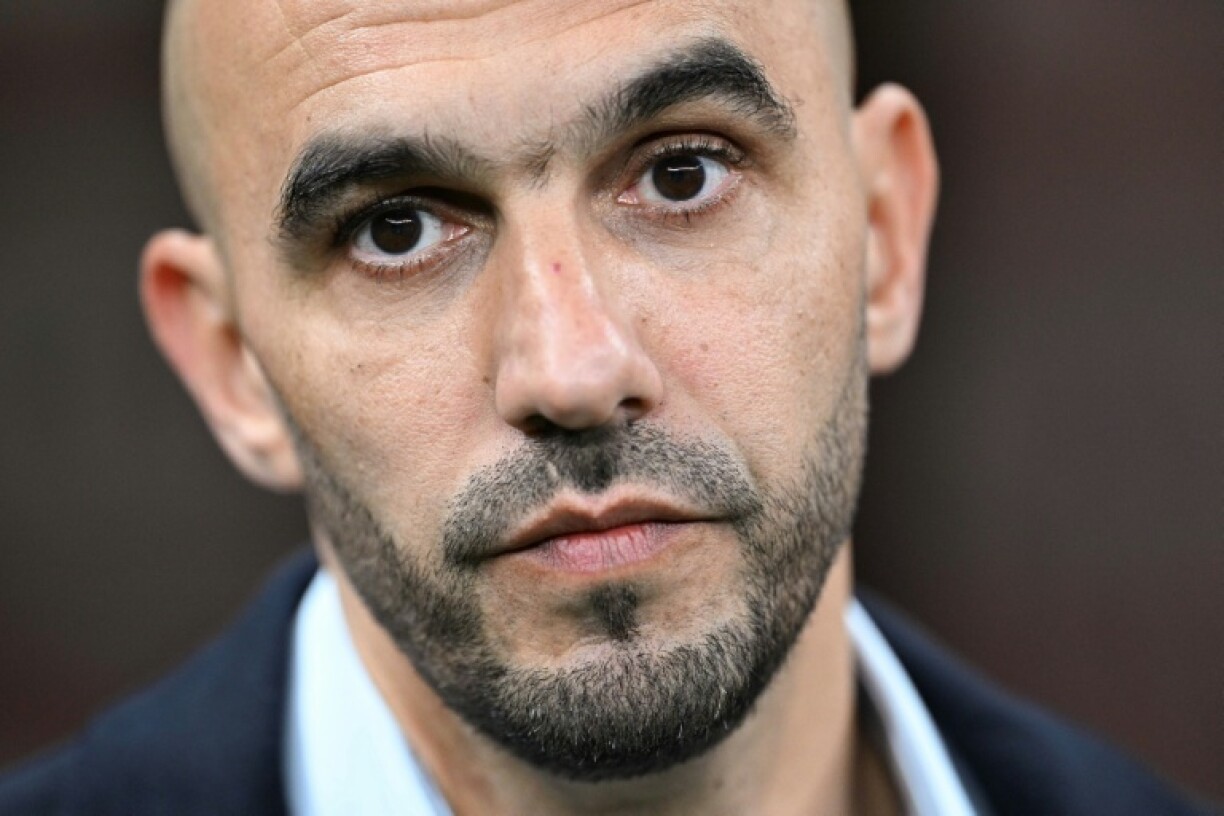 Le sélectionneur du Maroc Walid Regragui avant le quart de finale de la Coupe d'Afrique des nations remporté contre le Cameroun le 9 janvier 2026 au stade Prince Moulay Abdallah de Rabat. En poste depuis l'été 2022, il cède sa place à Mohamed Ouahbi à un peu plus de trois mois du Mondial-2026