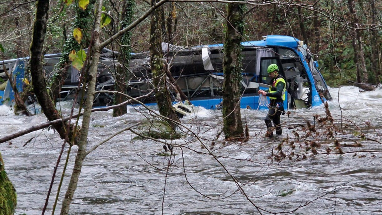 Tragique accident en Espagne: au moins quatre morts après la chute d'un bus dans une rivière