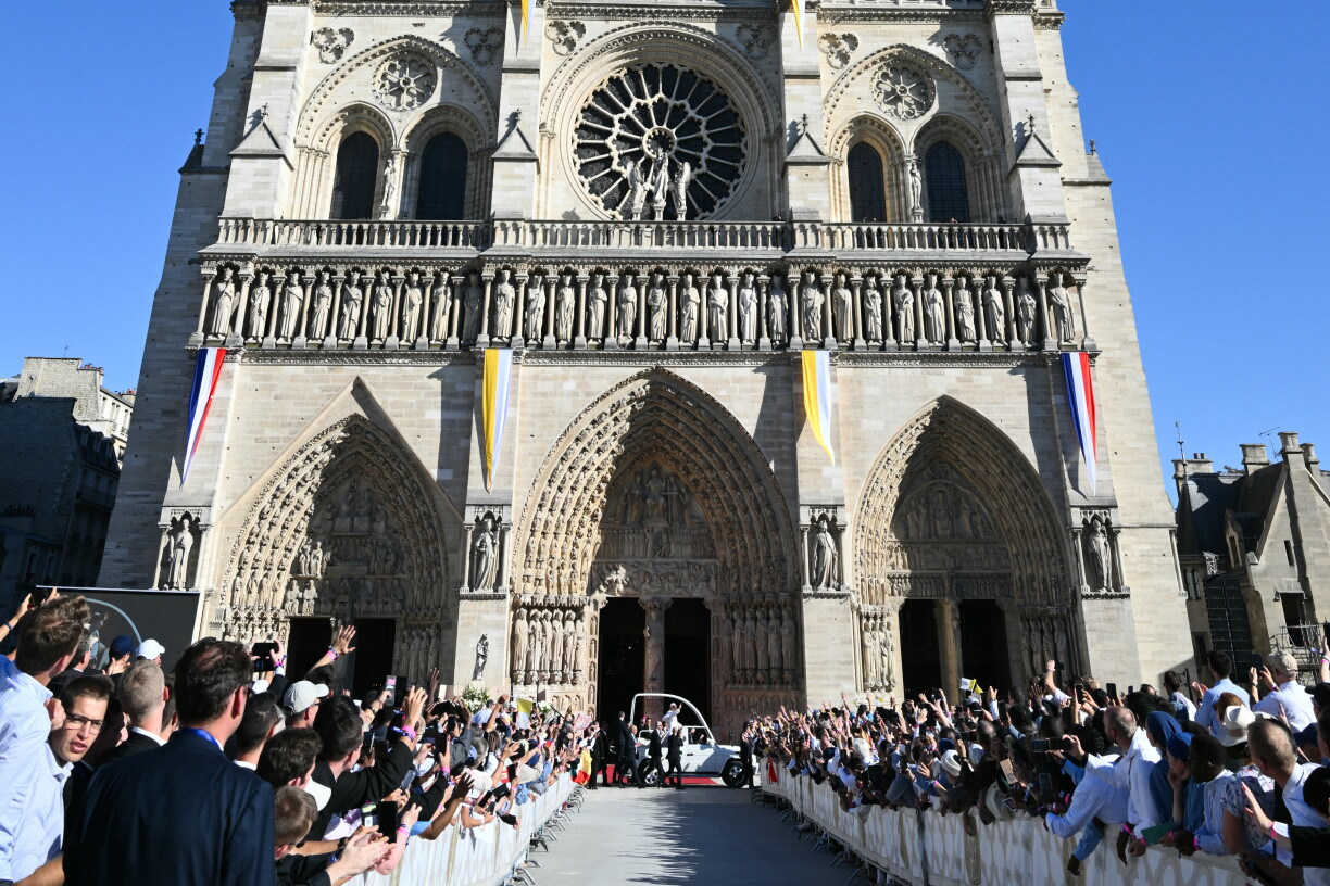 No engem Tour mam Papamobile duerch d'Stroosse vu Paräis, ass de Leo XIV. virun der Kathedral Notre Dame ukomm.