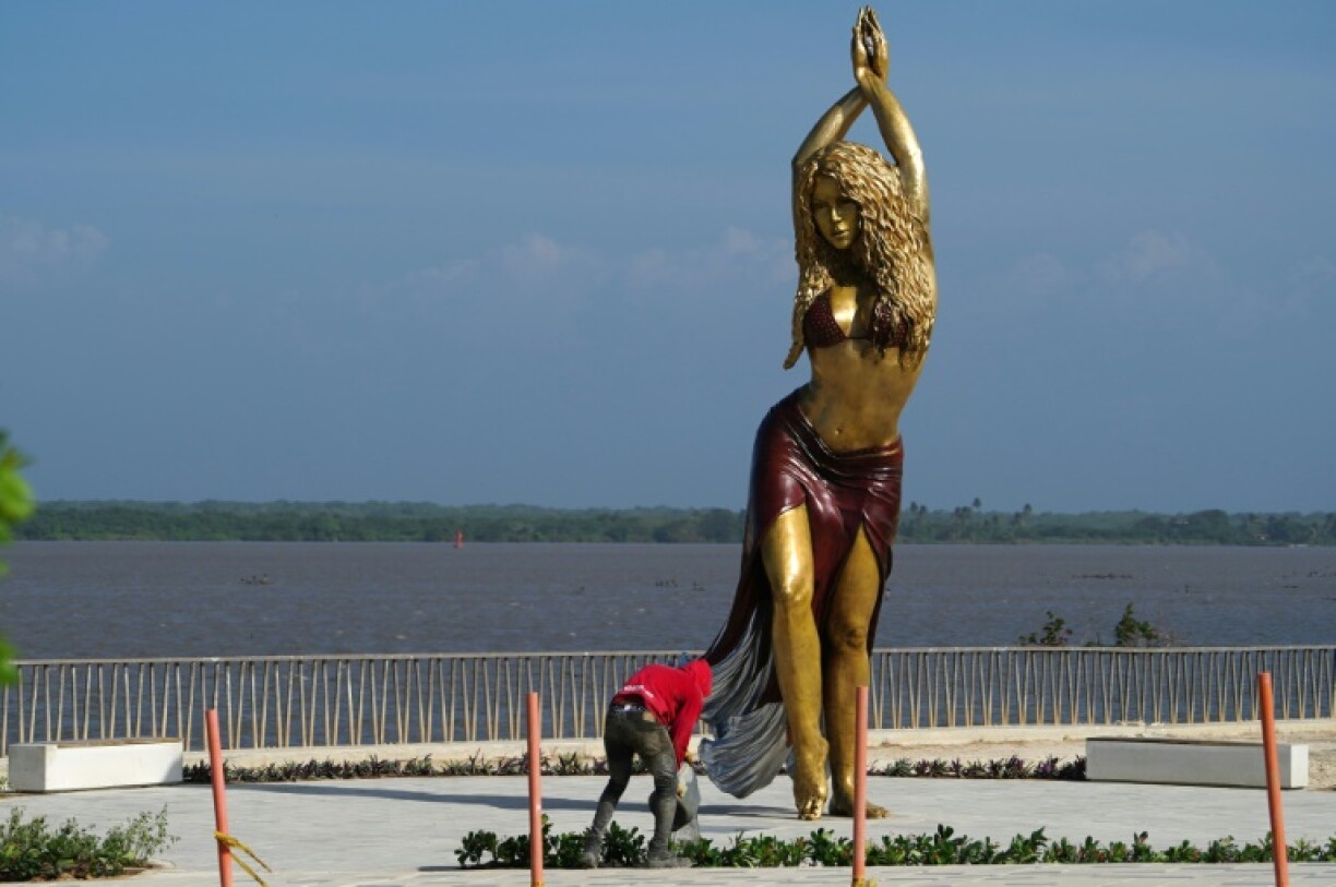 Une statue de la chanteuse colombienne Shakira, sur le front de mer à Barranquilla, en Colombie, le 26 décembre 2023