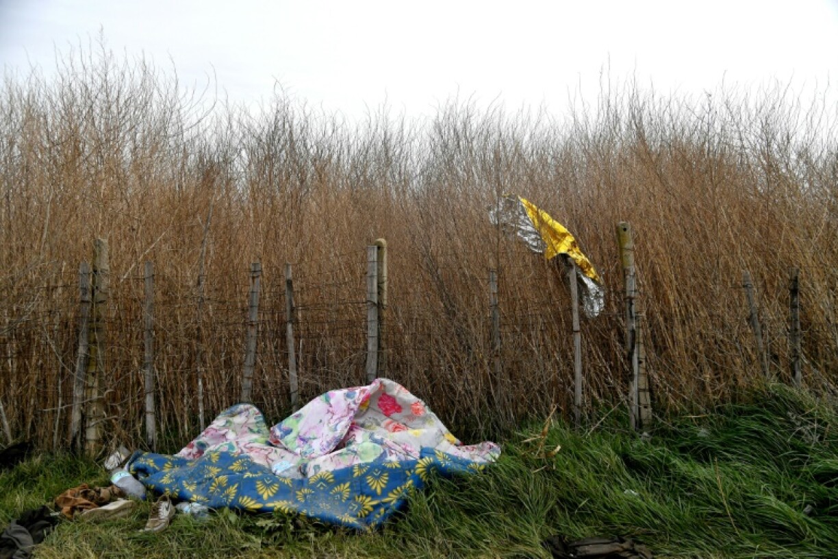 Des débris d'une embarcation transportant des migrants qui a fait naufrage, sur la plage du village italien de Le Castella le 27 février 2023
