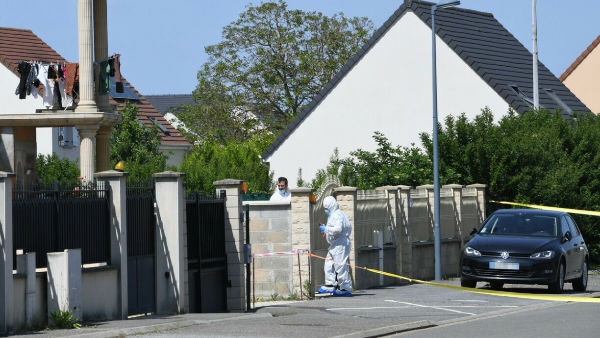 Des membres de la police scientifique devant le domicile de la femme et des deux enfants retrouvés morts à Dreux.