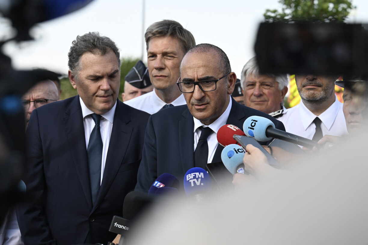 Le ministre français de l'Intérieur, Laurent Nuñez (à droite), et le ministre français des Transports, Philippe Tabarot (à gauche), assistent à un point presse près du lieu du crash le 28 juin 2026.