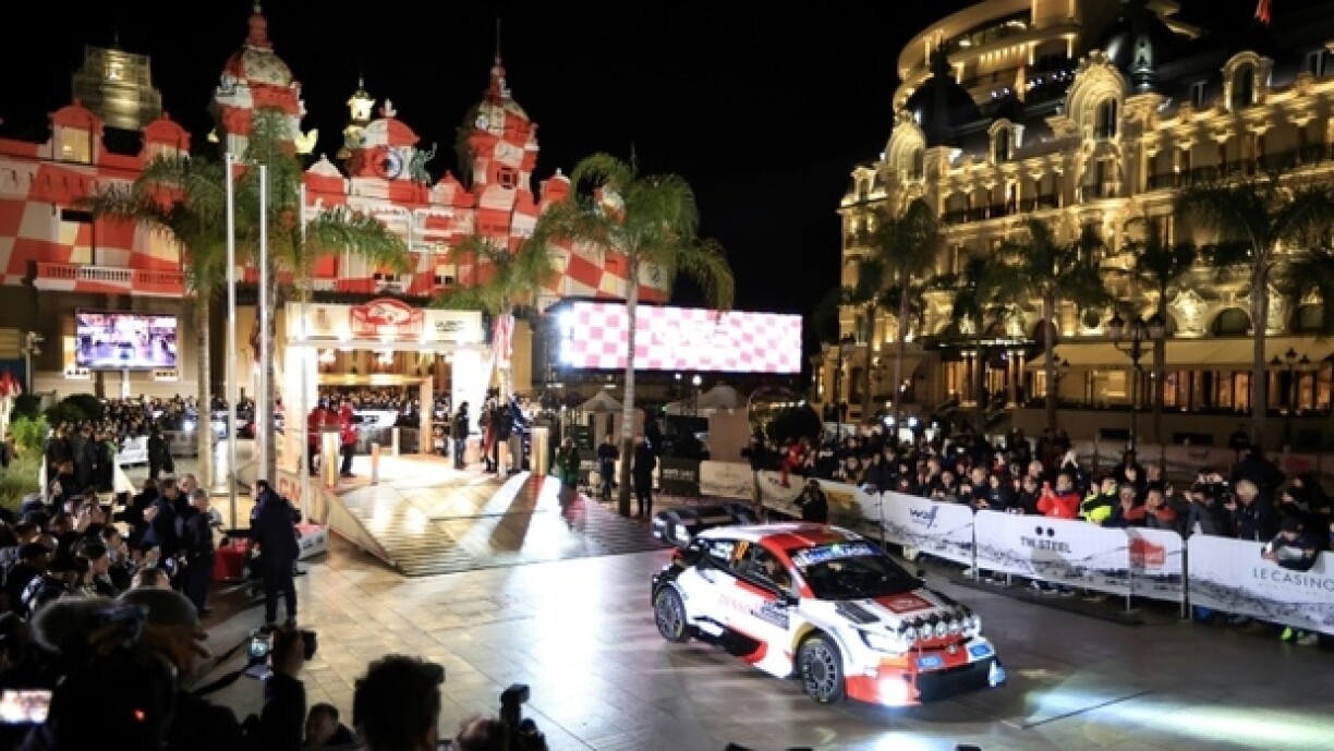 De Sebastien Ogier a säi Co-Pilot Vincent Landais beim Start vun der Rallye Monte Carlo.