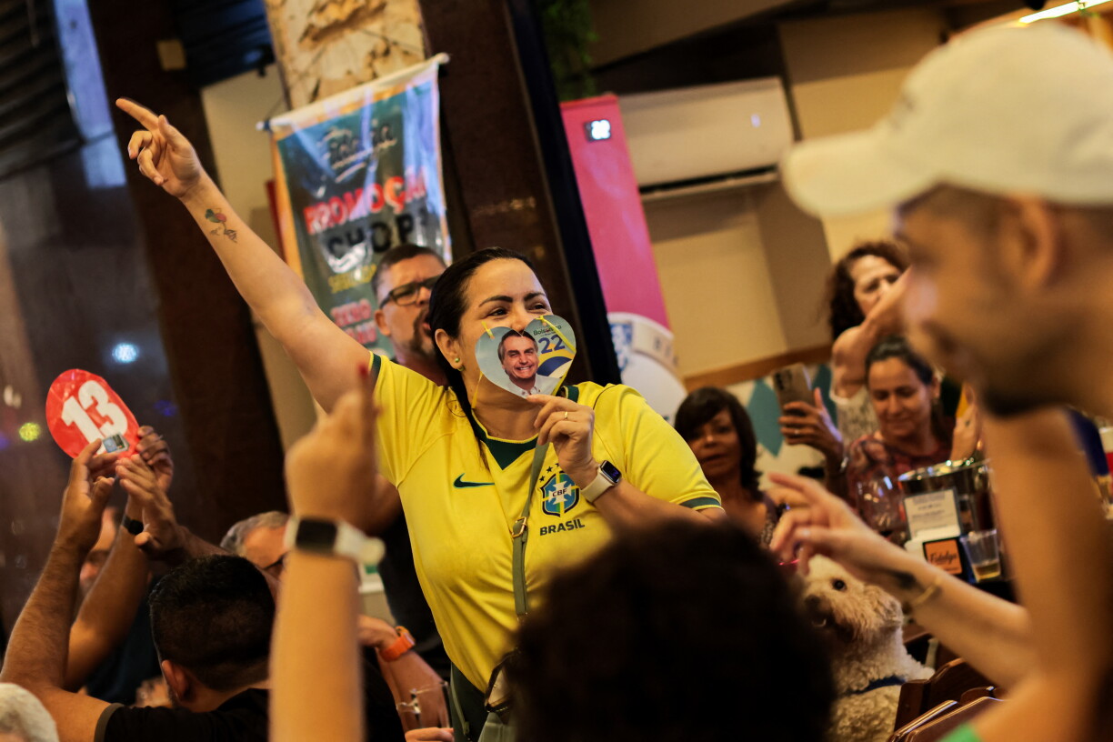 TOPSHOT - A supporter of Brazil's right-wing Presidential candidate Flavio Bolsonaro reacts following the partial results of the presidential election in Rio de Janeiro, Brazil, on October 4, 2026.
