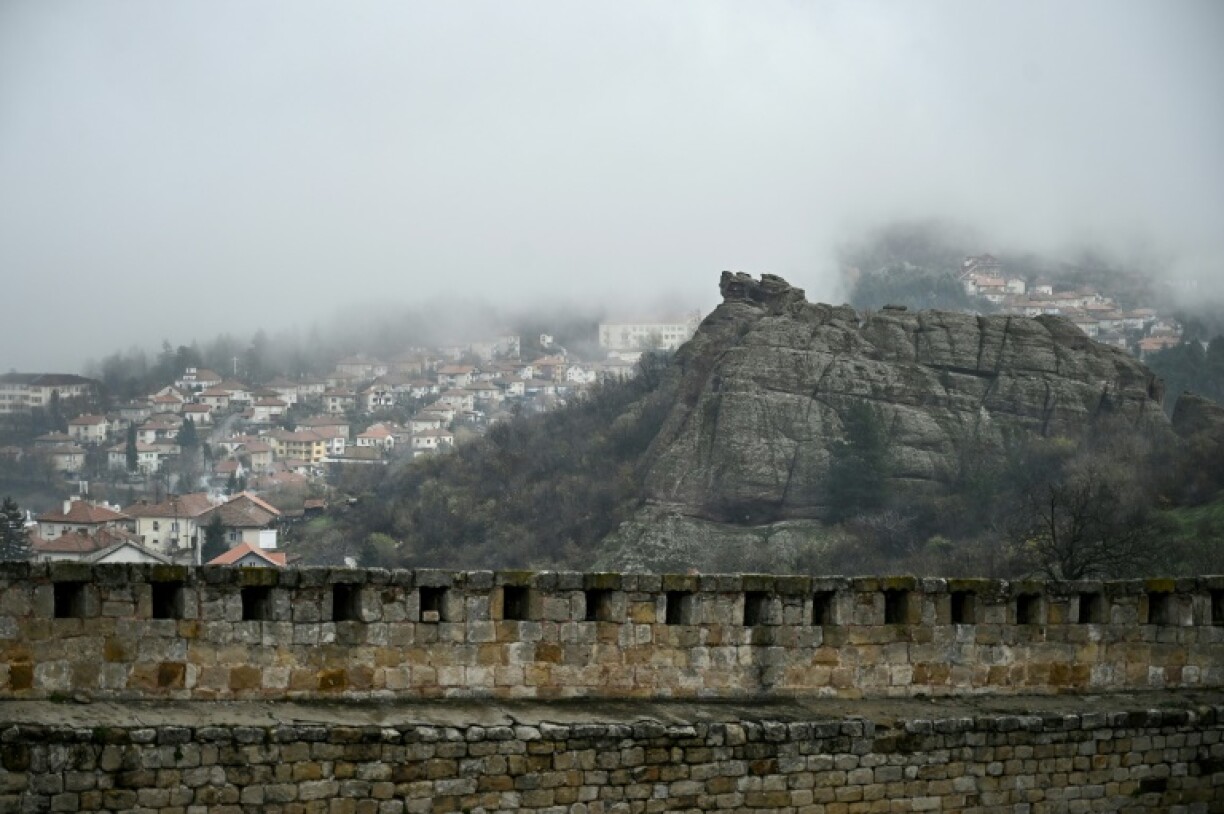 La ville de Belogradchik vue depuis la forteresse, le 29 novembre 2022 en Bulgarie