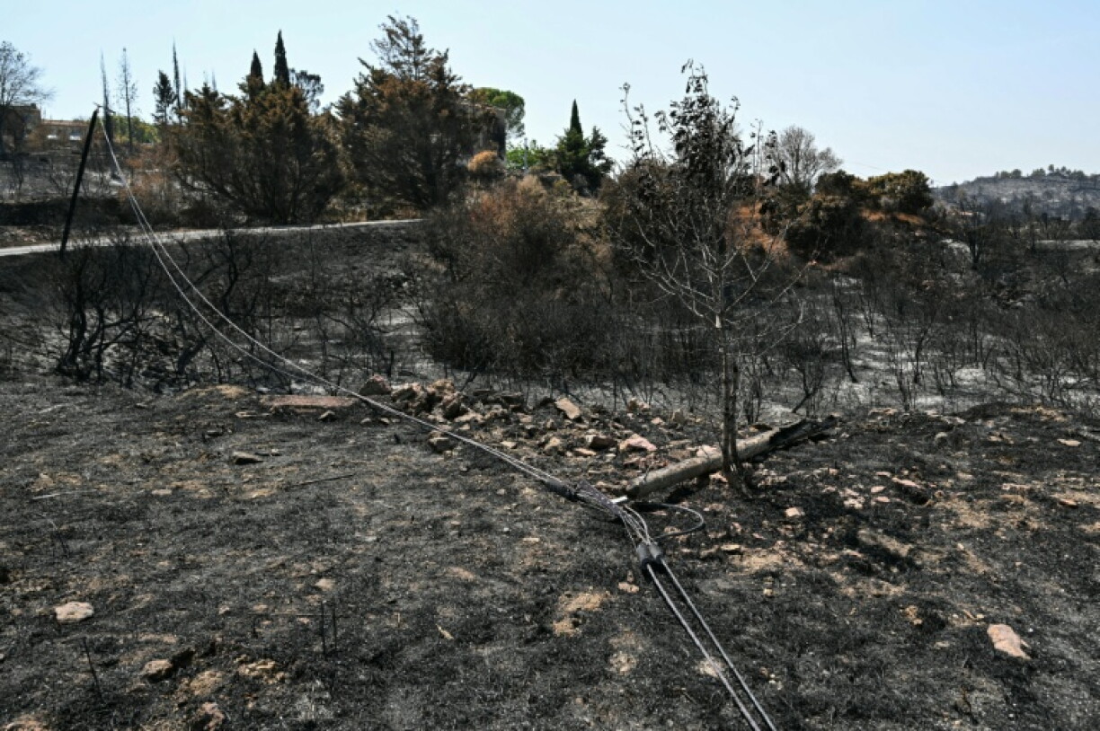 Des pylônes électriques au sol après un incendie à Coustouge, dans l'Aude le 9 août 2025