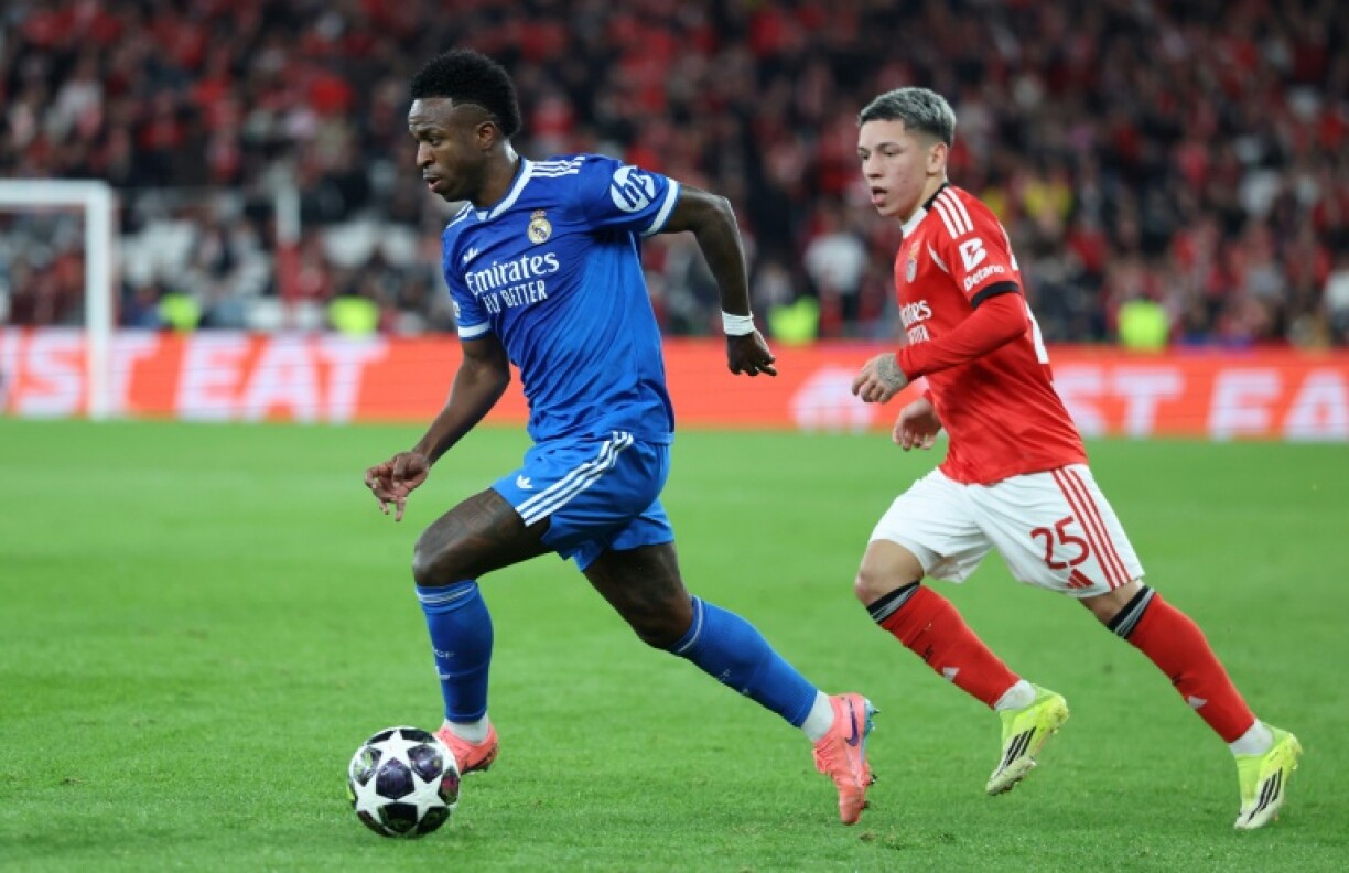 Vinicius Junior, du Real Madrid, marqué par l'Argentin Gianluca Prestianni -- l'auteur présumé des insultes racistes à son encontre --, du Benfica, en barrage de Ligue des champions le 17 février 2026 à Lisbonne