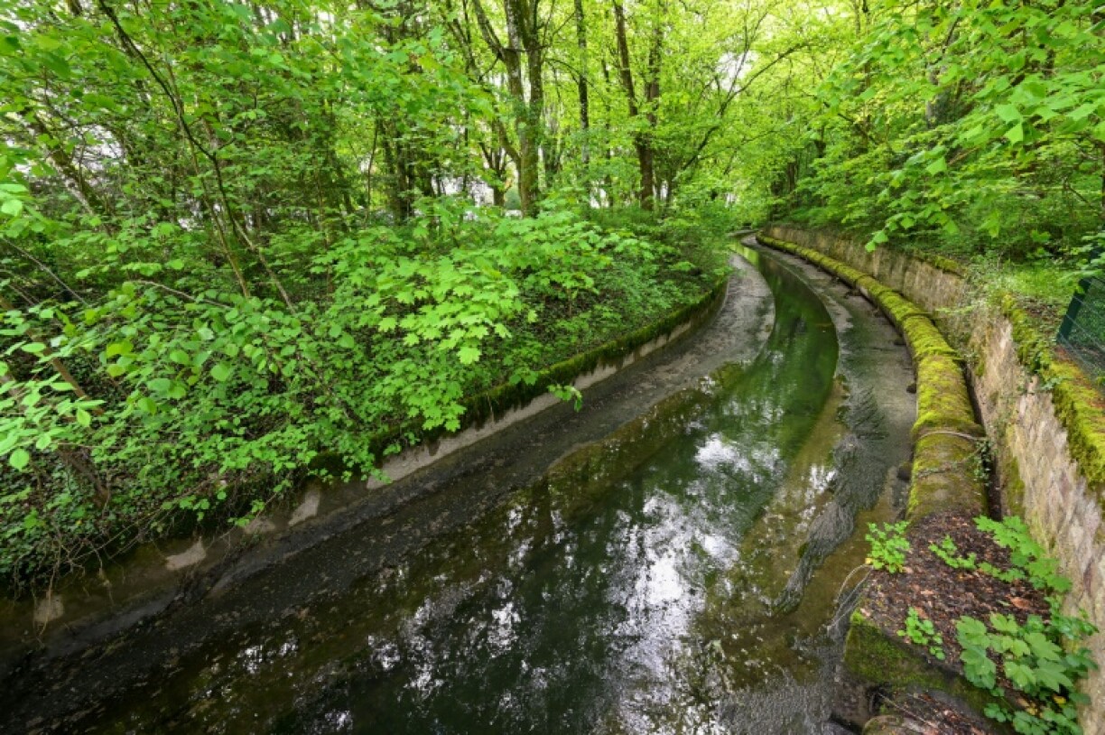 La rivière Petit vair qui traverse le parc thermal de Vittel, dans les Vosges, le 10 mai 2023